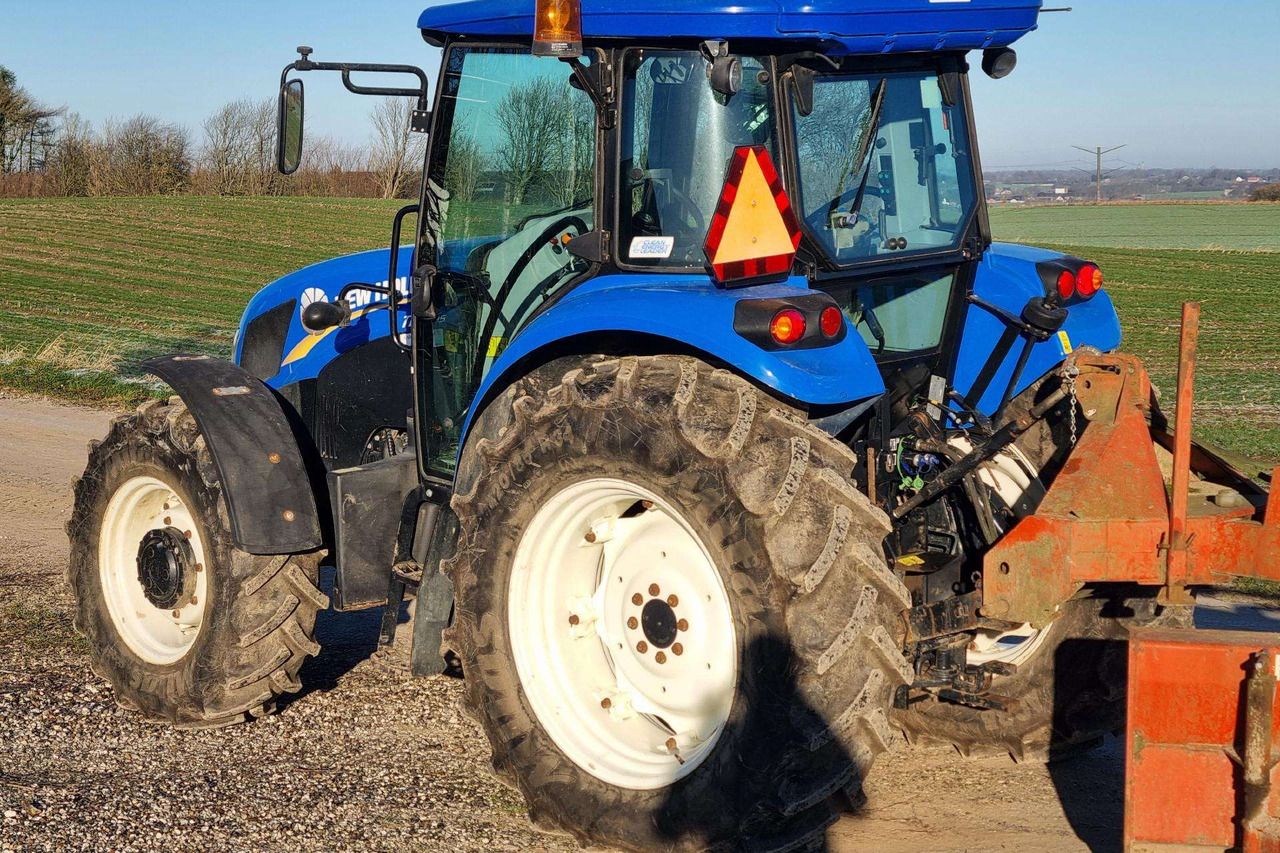 New Holland TD 5.95 - Farm tractor: picture 4 New Holland TD 5.95 - Farm tractor: picture 4