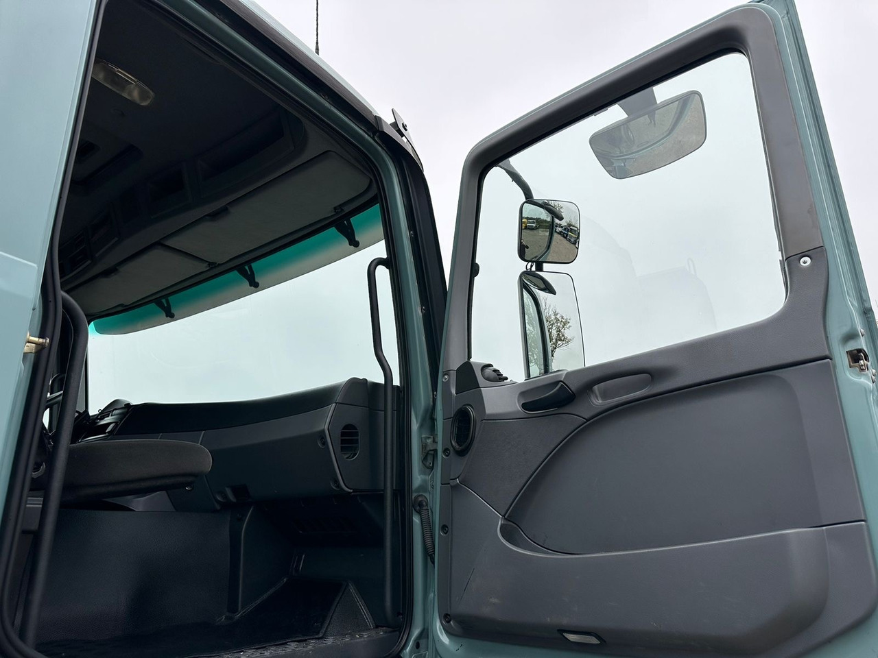Tipper MERCEDES-BENZ Actros 3246 8x4 Kipper: picture 8