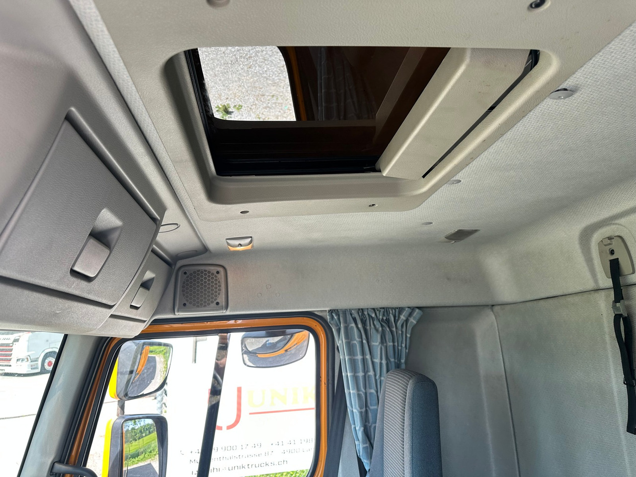 VOLVO FL 2404x2 - Box truck: picture 3 VOLVO FL 2404x2 - Box truck: picture 3