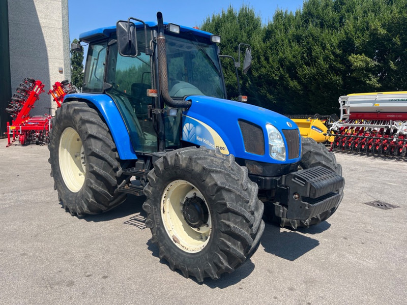New Holland TL 100 A - Farm tractor: picture 3 New Holland TL 100 A - Farm tractor: picture 3