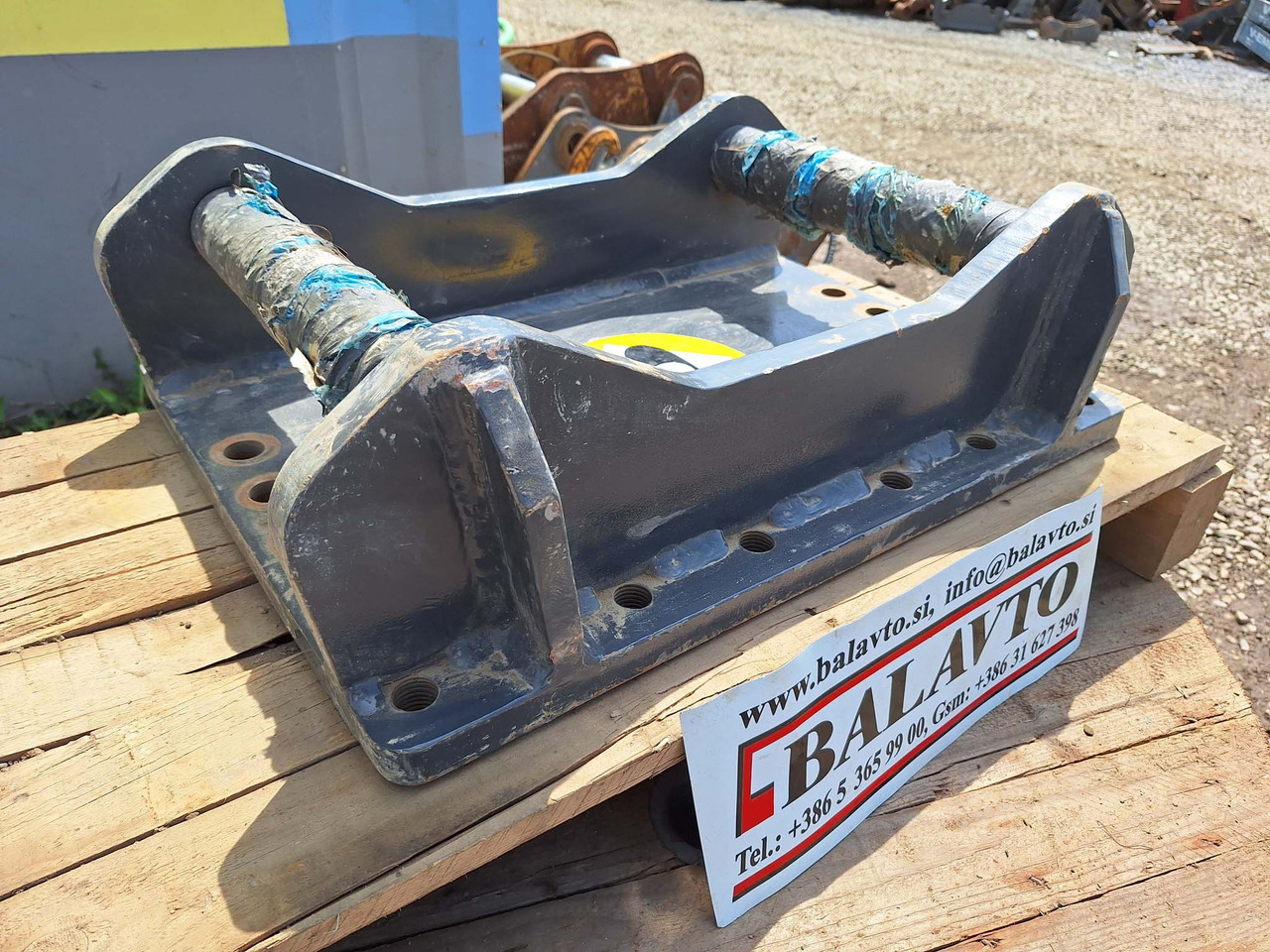 Breaker BAT140 attachment plate S60 - Quick coupler for Construction machinery: picture 1 Breaker BAT140 attachment plate S60 - Quick coupler for Construction machinery: picture 1