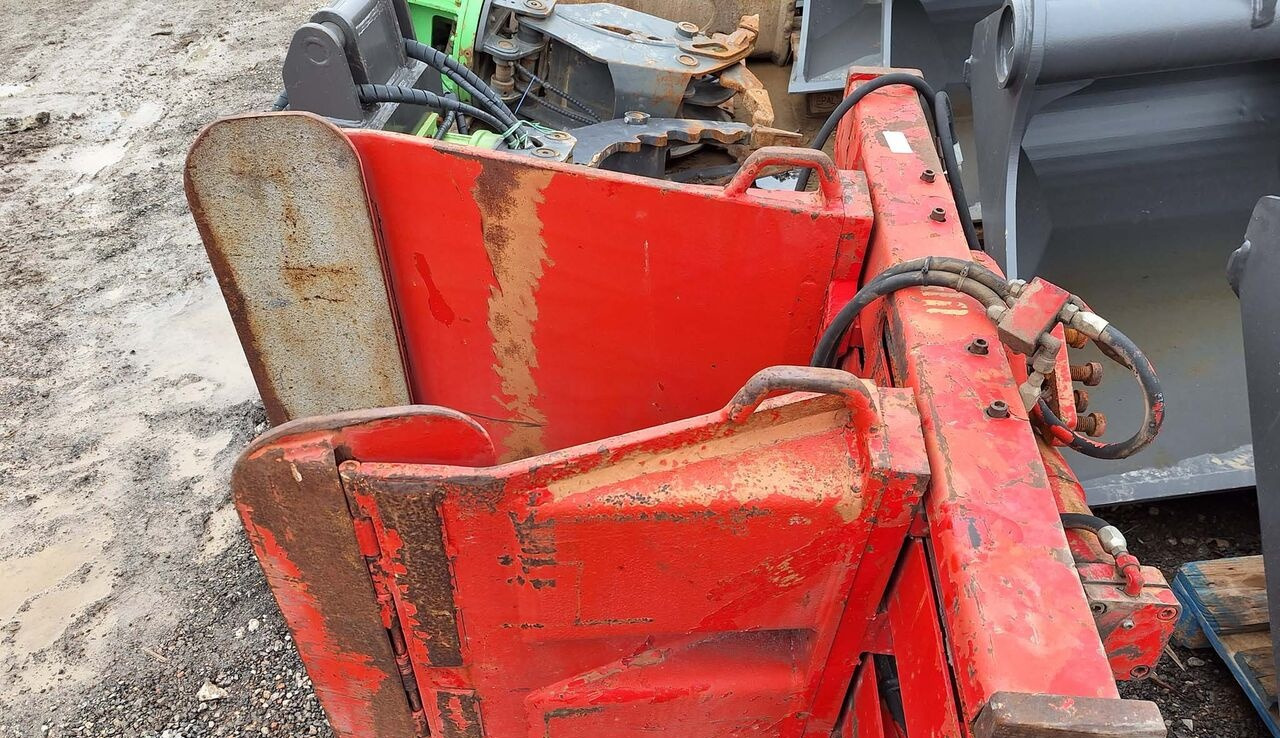 Hay bale grab - Clamp for Agricultural machinery: picture 1 Hay bale grab - Clamp for Agricultural machinery: picture 1