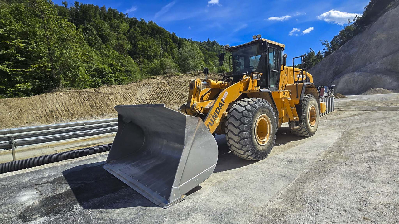 Hyundai HL970 - Wheel loader: picture 1 Hyundai HL970 - Wheel loader: picture 1