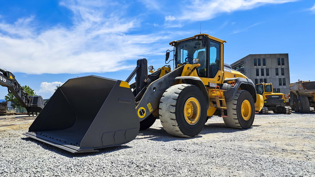 Volvo L120H - Wheel loader: picture 2 Volvo L120H - Wheel loader: picture 2