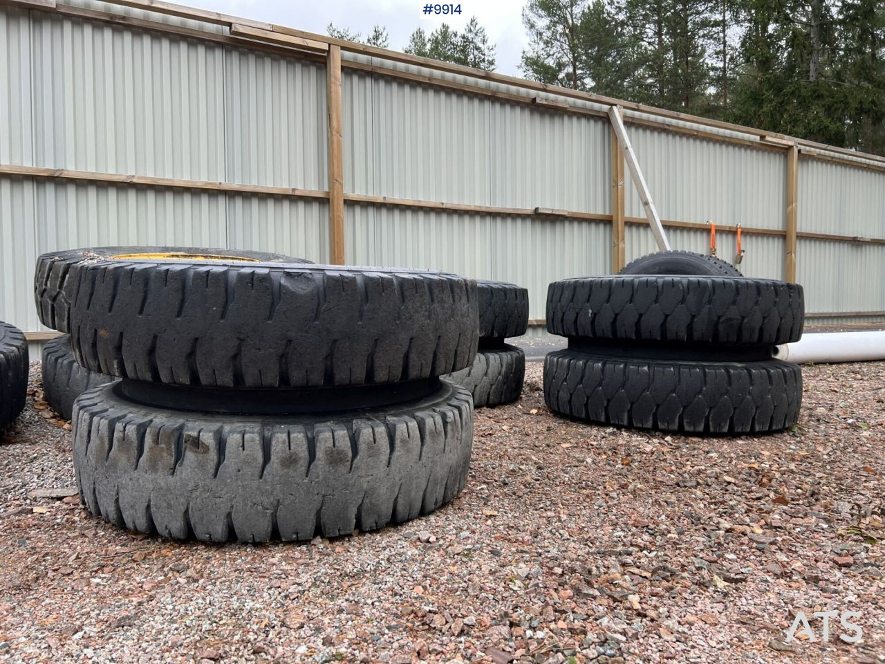 4 double-mounted tires for wheel excavators - Tire for Construction machinery: picture 2 4 double-mounted tires for wheel excavators - Tire for Construction machinery: picture 2