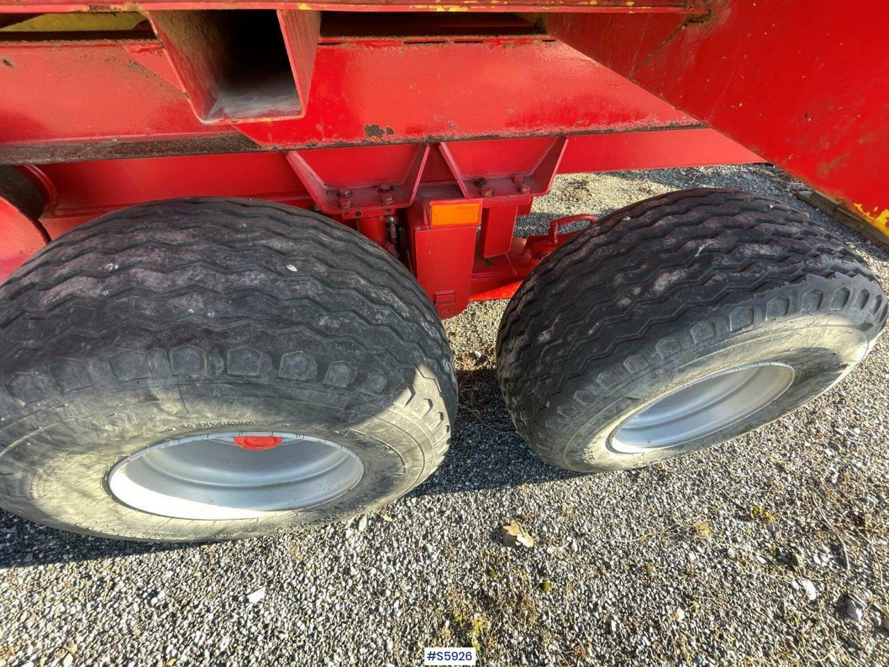 Roll-off/ Skip trailer Bigab 7-10 hook truck trailer with flat: picture 10