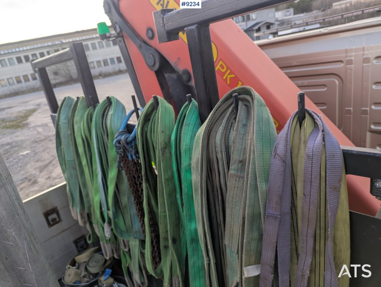 Dropside/ Flatbed truck, Crane truck Crane Truck Volvo FM 330 4X2 with tail lift: picture 11 Dropside/ Flatbed truck, Crane truck Crane Truck Volvo FM 330 4X2 with tail lift: picture 11