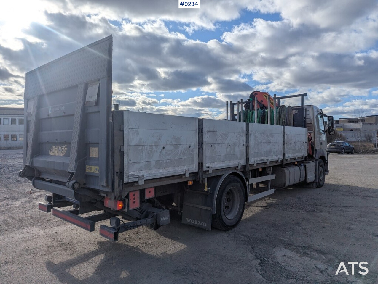 Dropside/ Flatbed truck, Crane truck Crane Truck Volvo FM 330 4X2 with tail lift: picture 17 Dropside/ Flatbed truck, Crane truck Crane Truck Volvo FM 330 4X2 with tail lift: picture 17
