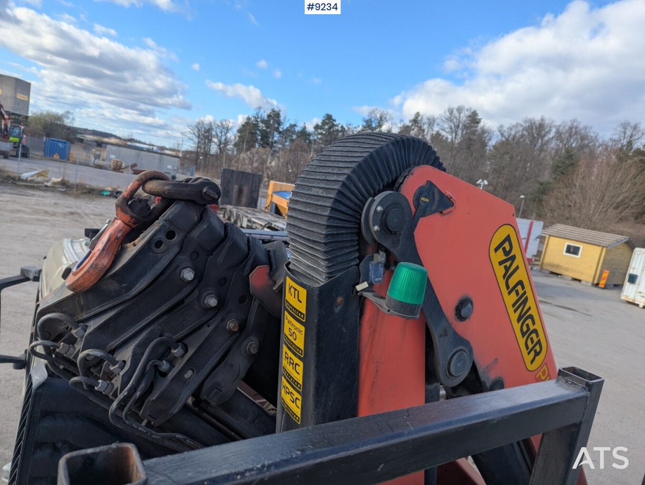 Dropside/ Flatbed truck, Crane truck Crane Truck Volvo FM 330 4X2 with tail lift: picture 13 Dropside/ Flatbed truck, Crane truck Crane Truck Volvo FM 330 4X2 with tail lift: picture 13