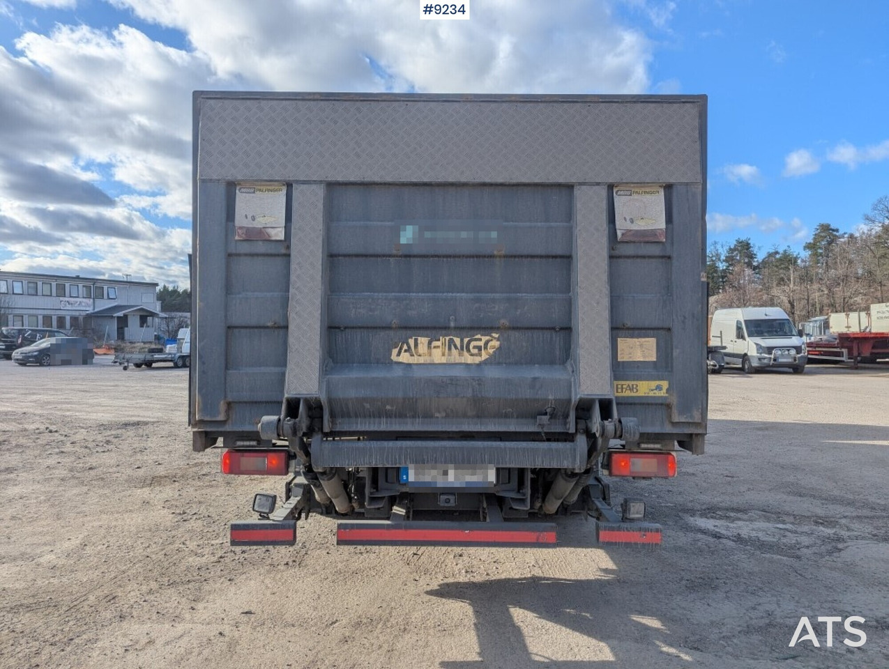 Dropside/ Flatbed truck, Crane truck Crane Truck Volvo FM 330 4X2 with tail lift: picture 16 Dropside/ Flatbed truck, Crane truck Crane Truck Volvo FM 330 4X2 with tail lift: picture 16