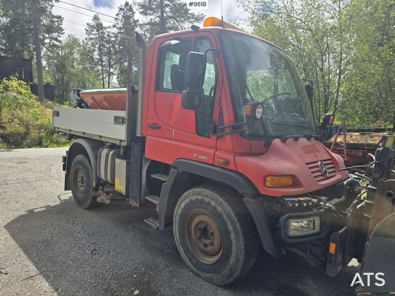 Snow removal vehicle MB Unimog with equipment: picture 9