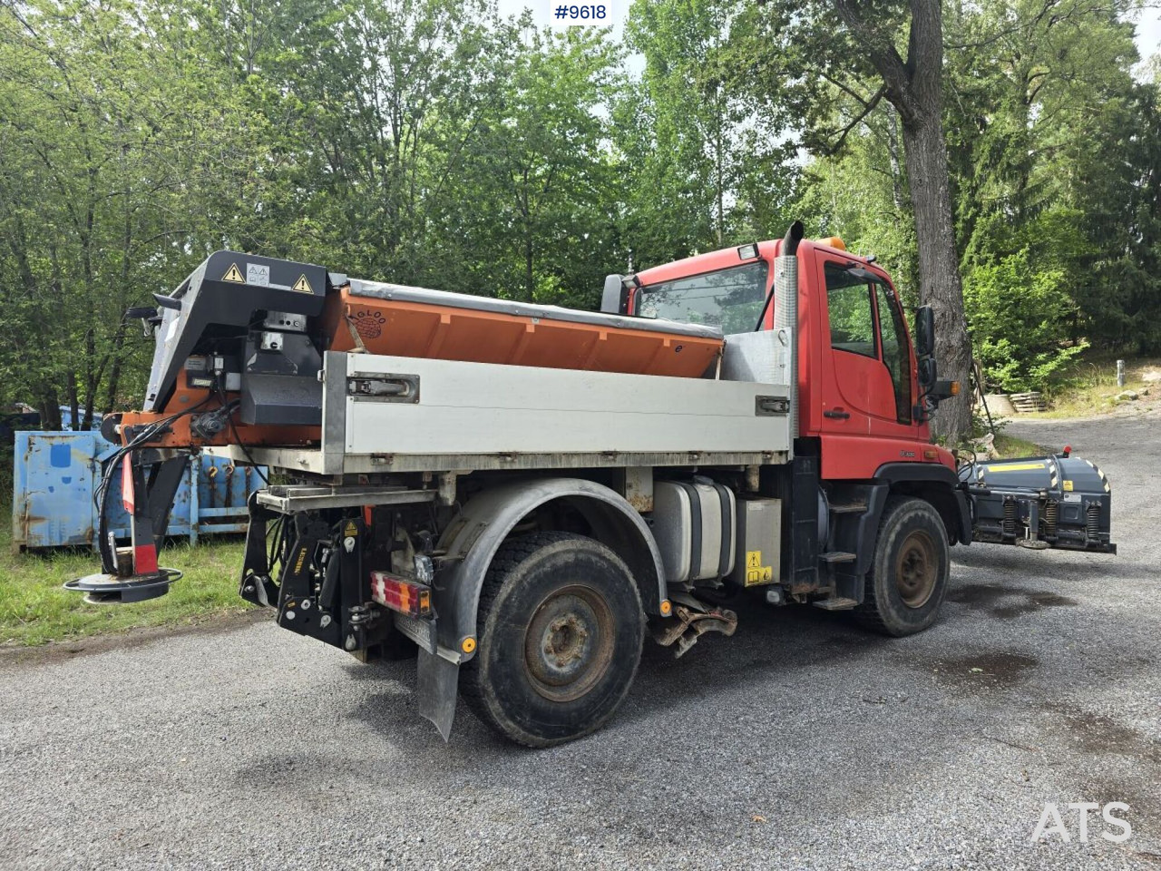 Snow removal vehicle MB Unimog with equipment: picture 8