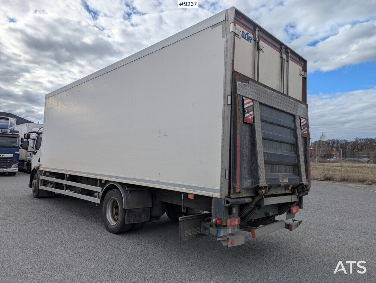 Refrigerated Box truck Volvo FL 260 4X2 with tail lift (SEE VIDEO) - Refrigerator truck: picture 3 Refrigerated Box truck Volvo FL 260 4X2 with tail lift (SEE VIDEO) - Refrigerator truck: picture 3