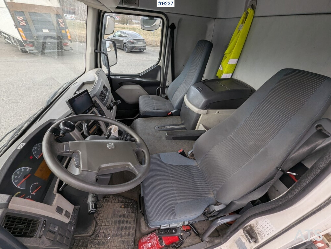 Refrigerated Box truck Volvo FL 260 4X2 with tail lift (SEE VIDEO) - Refrigerator truck: picture 5 Refrigerated Box truck Volvo FL 260 4X2 with tail lift (SEE VIDEO) - Refrigerator truck: picture 5