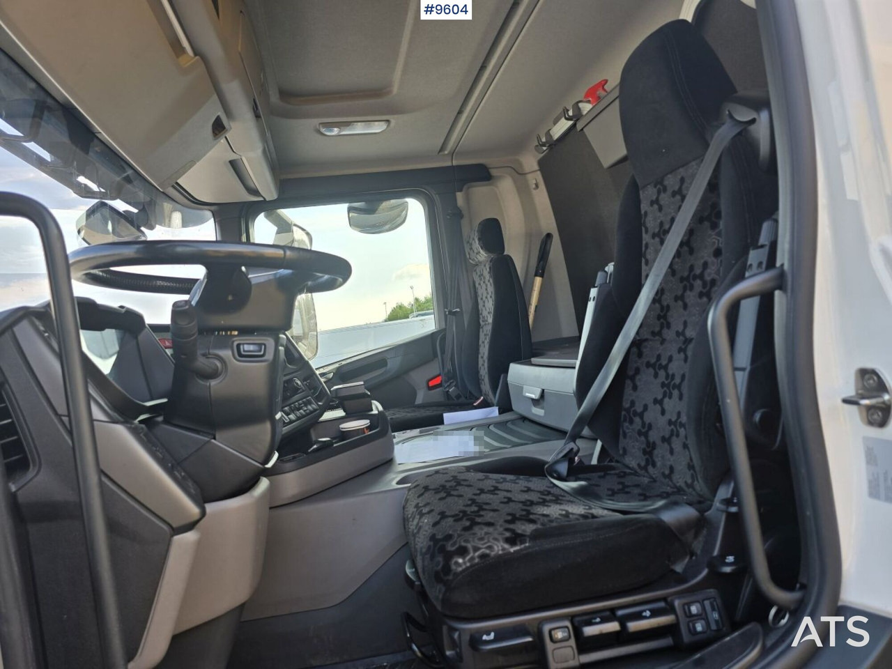 Scania P250 Liftable and lowerable body - Box truck: picture 5 Scania P250 Liftable and lowerable body - Box truck: picture 5