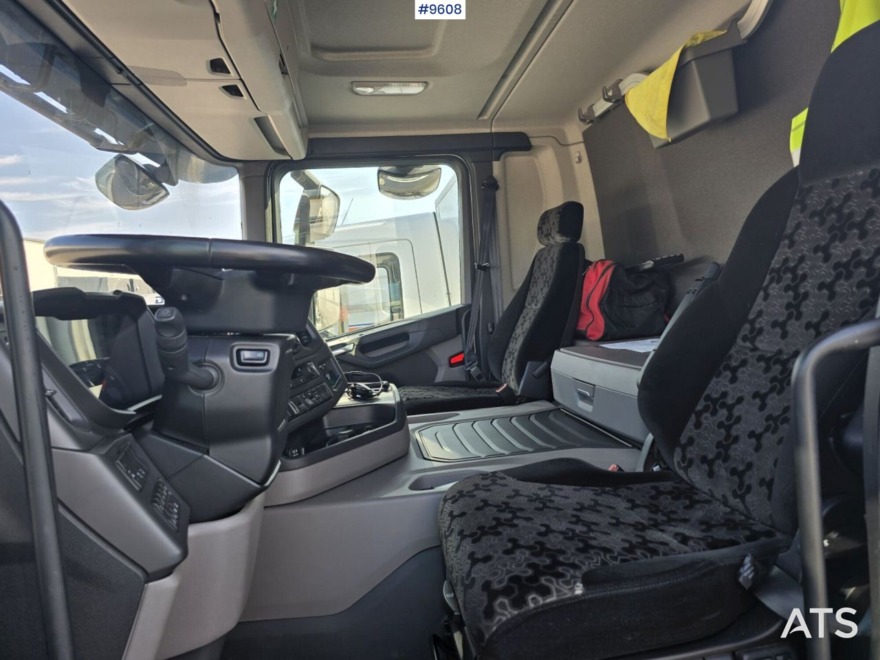 Scania P250 Liftable and lowerable body - Box truck: picture 5 Scania P250 Liftable and lowerable body - Box truck: picture 5