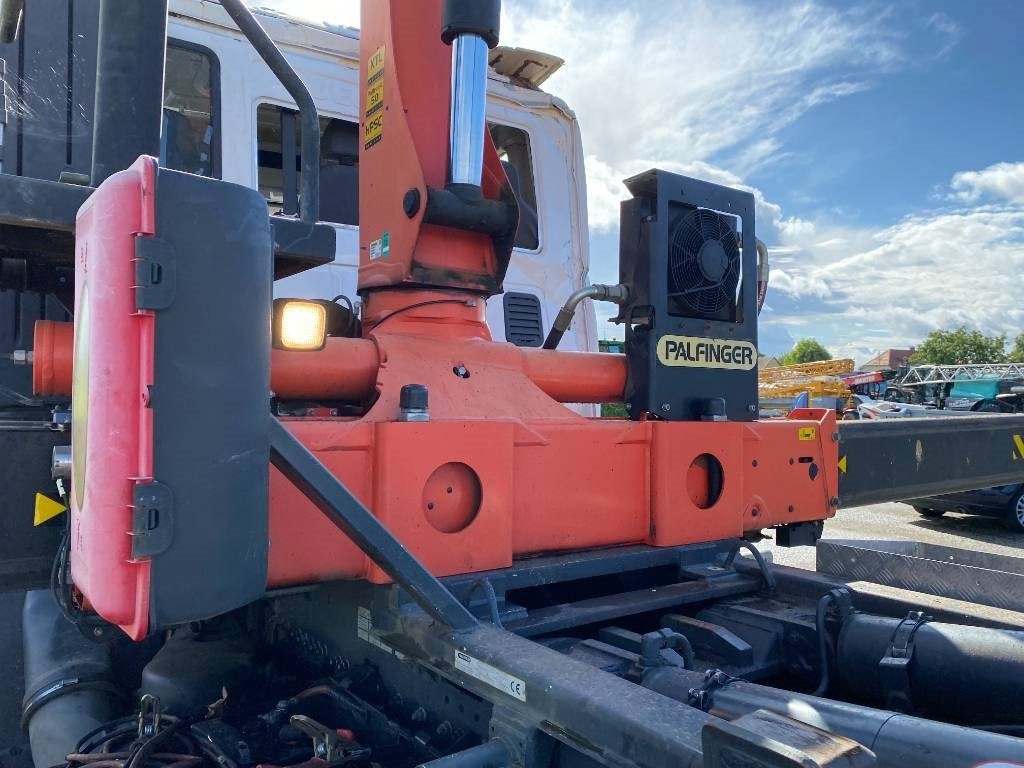 Hook lift truck Iveco TRAKKER 410/EEV -PALFINGER PK13001-T18 endommagé: picture 32