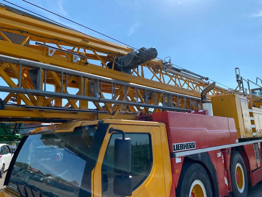 Self-erecting tower crane Liebherr MK 88 Certificat CE / 1er Main endommagée: picture 19