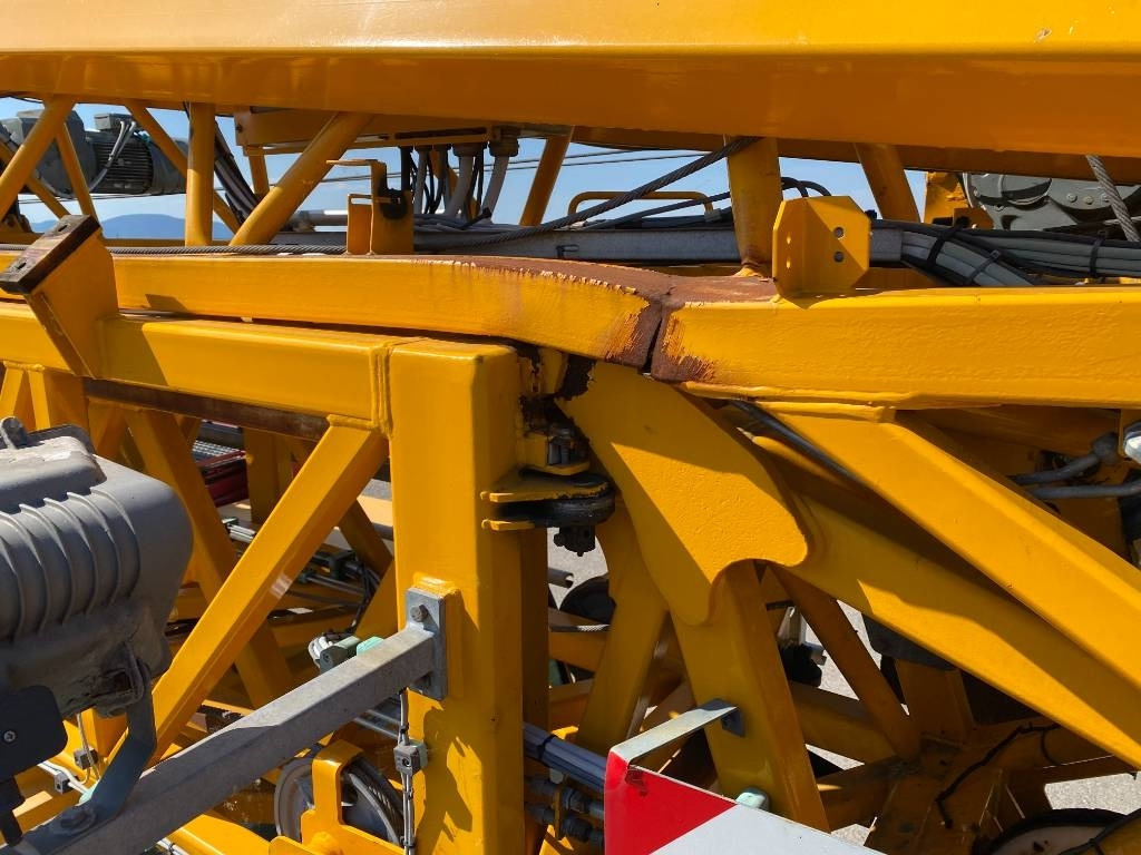 Self-erecting tower crane Liebherr MK 88 Certificat CE / 1er Main endommagée: picture 10