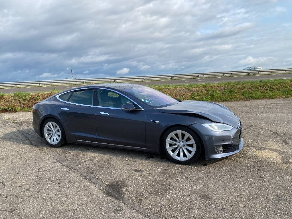 Tesla MODEL S 100D Carte Grise Française endommagée - Car: picture 3 Tesla MODEL S 100D Carte Grise Française endommagée - Car: picture 3