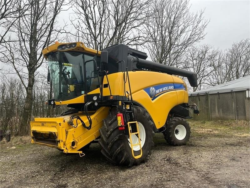 Combine harvester New Holland CX 6090 4wd: picture 8