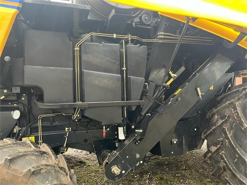 Combine harvester New Holland CX 6090 4wd: picture 21
