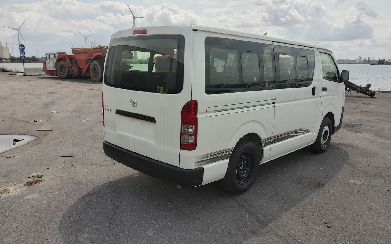 Lease a Toyota Hiace STANDARD ROOF 2.5L Diesel Manual Toyota Hiace STANDARD ROOF 2.5L Diesel Manual: picture 6
