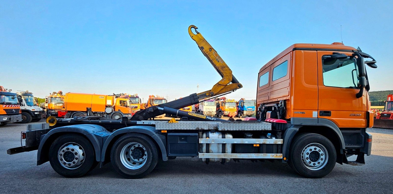 Mercedes-Benz Actros 2532 6x2 MP3 Euro5 - Hook lift truck: picture 5 Mercedes-Benz Actros 2532 6x2 MP3 Euro5 - Hook lift truck: picture 5