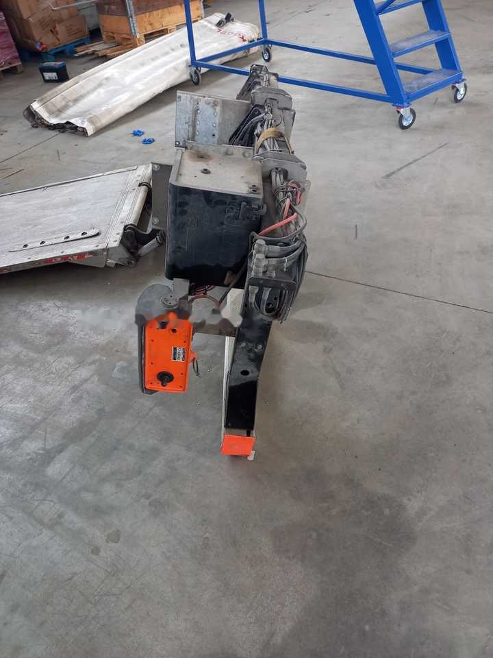 Dhollandia - Tail lift for Truck: picture 3 Dhollandia - Tail lift for Truck: picture 3