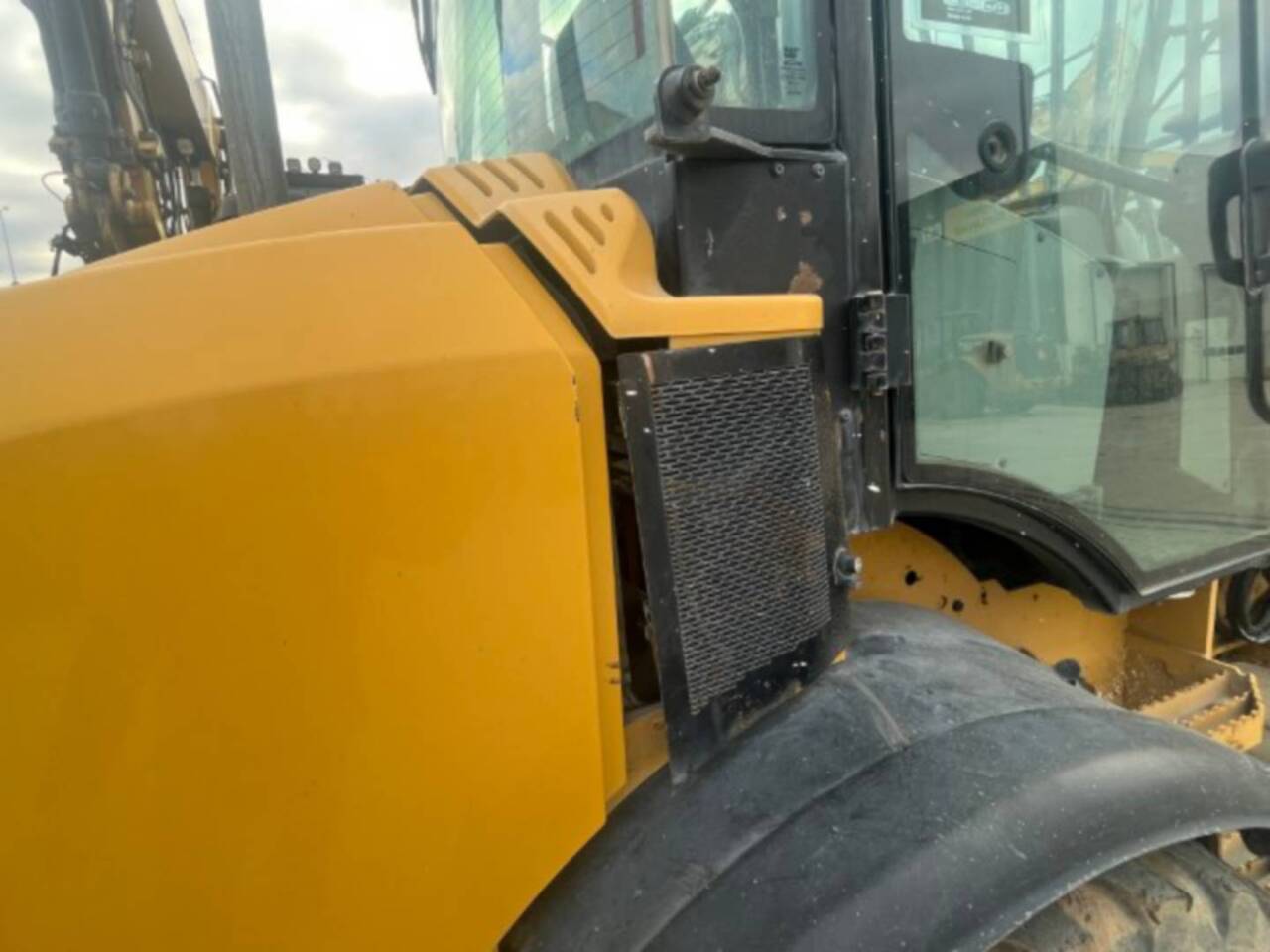 Wheel loader CAT 908M: picture 11