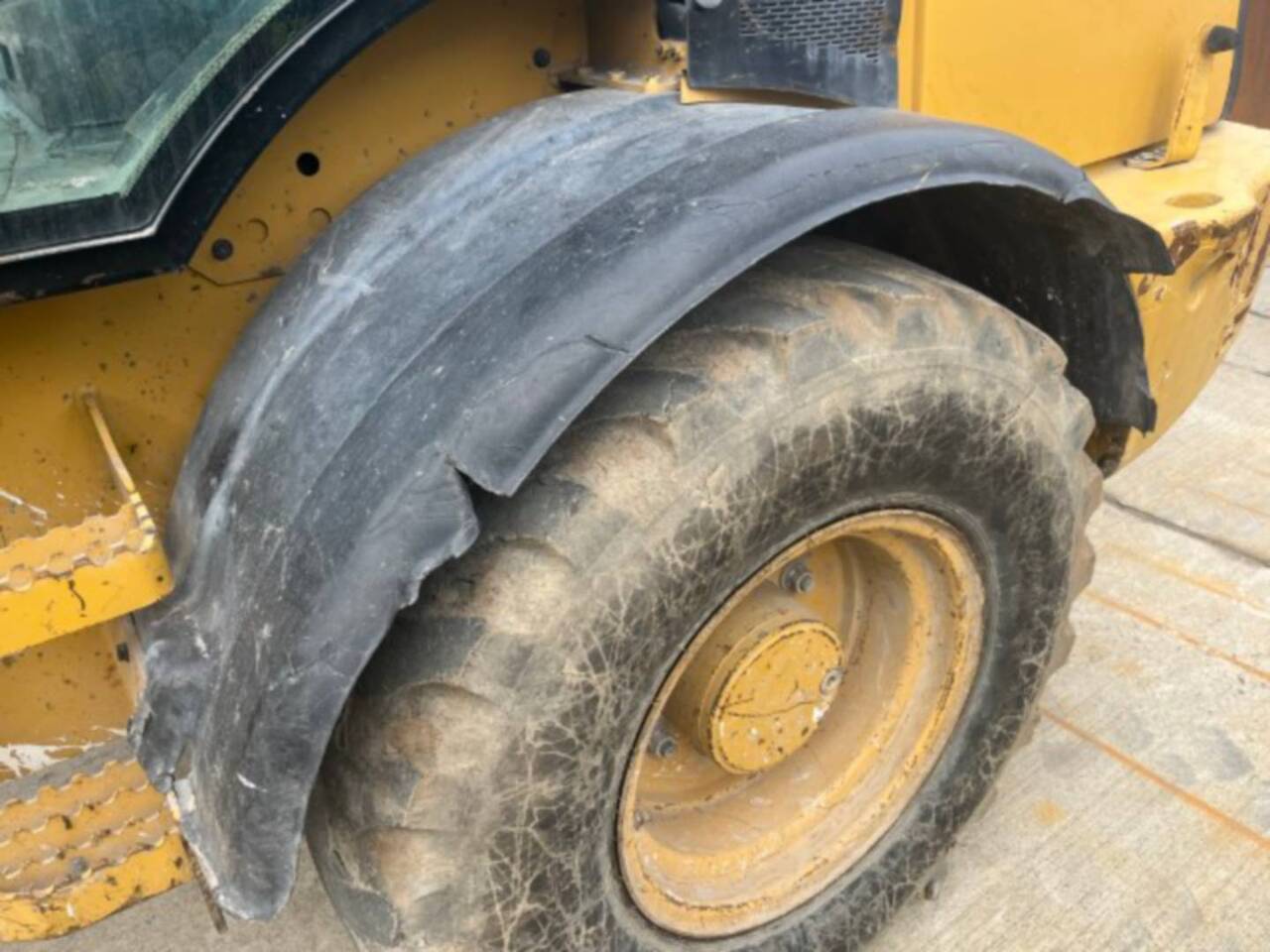 Wheel loader CAT 908M: picture 16