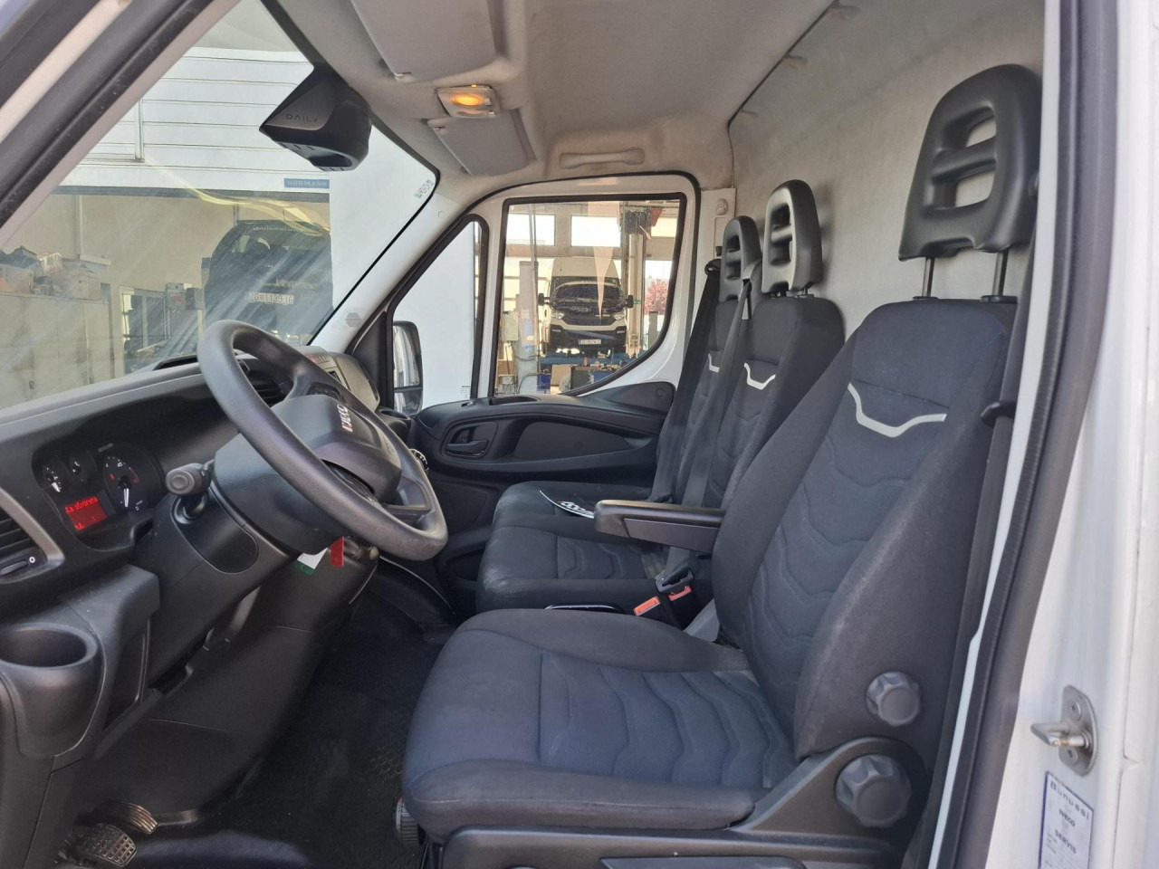 Passenger van IVECO Daily 35C16V: picture 6