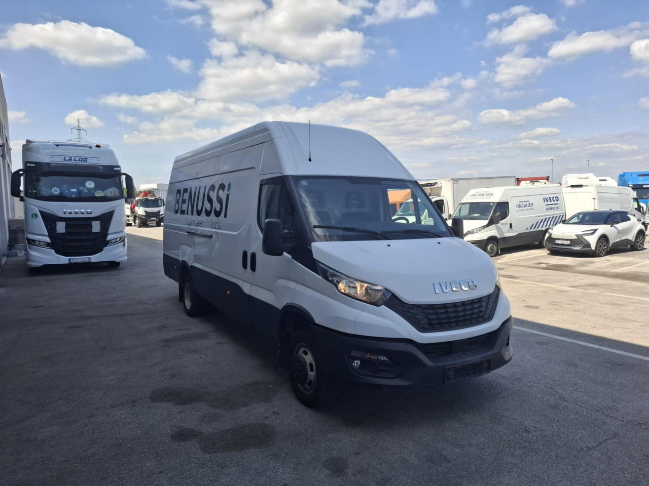 IVECO Daily 35C18H V - Passenger van: picture 2 IVECO Daily 35C18H V - Passenger van: picture 2