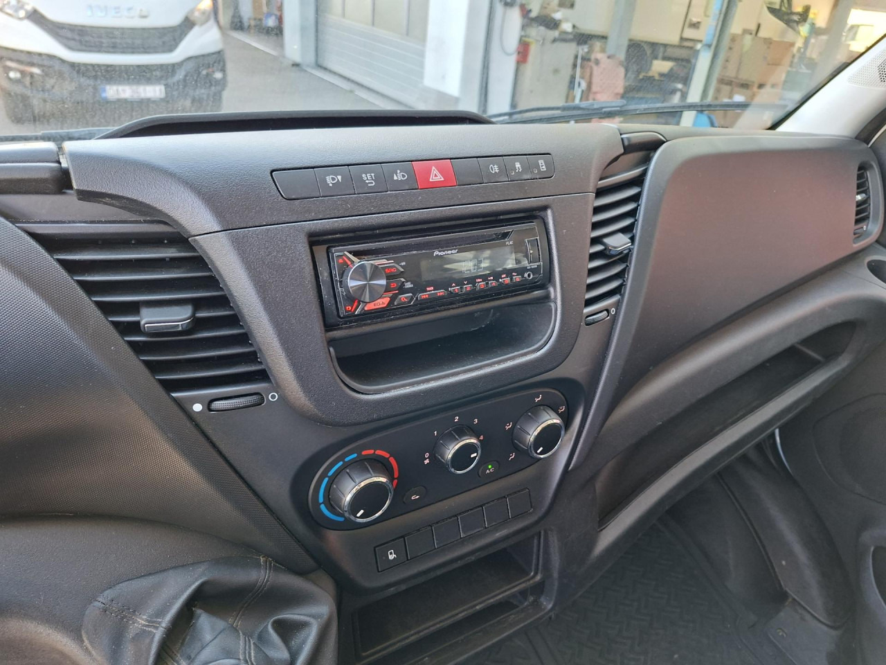 Panel van, Combi van IVECO Daily 35S12: picture 6