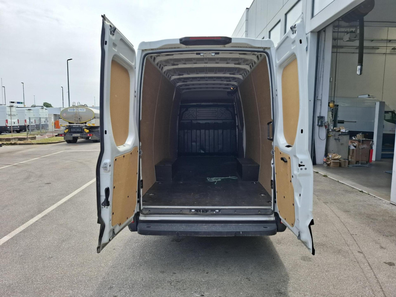 IVECO Daily 35S16V - Passenger van: picture 5 IVECO Daily 35S16V - Passenger van: picture 5