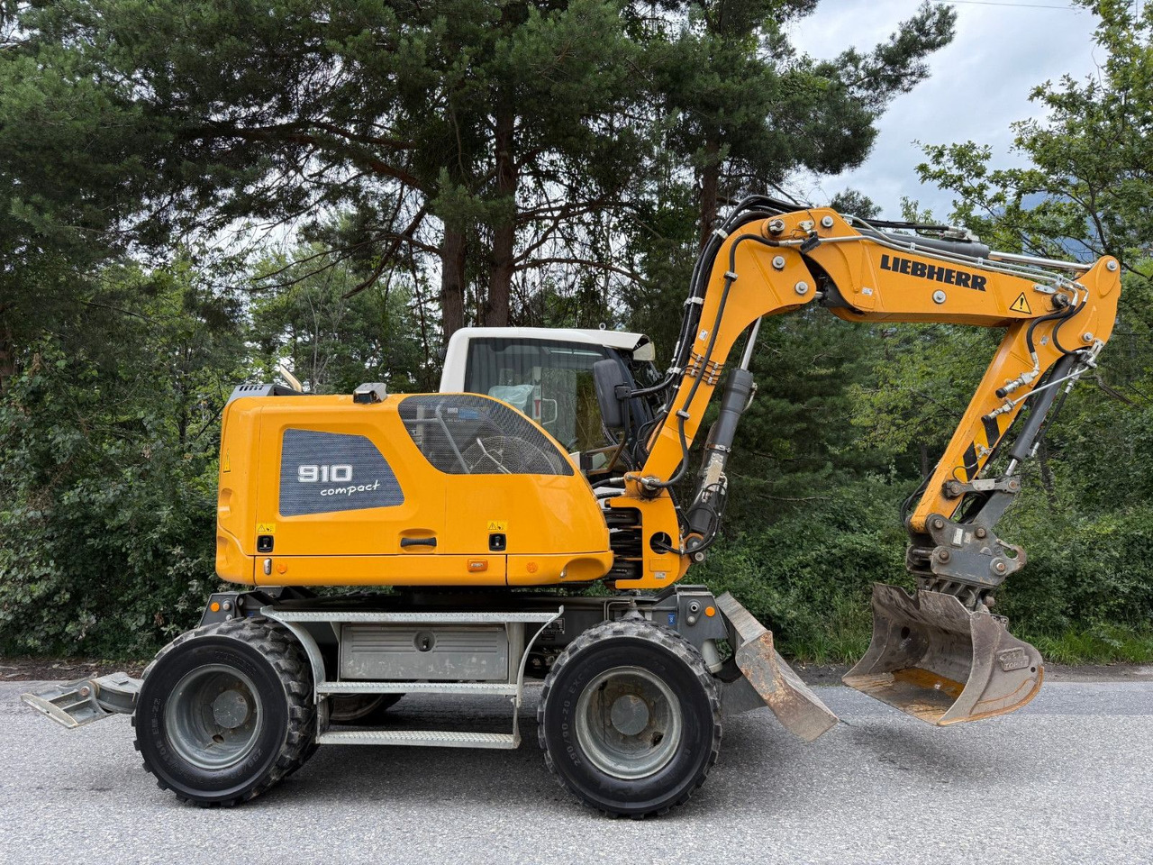 Liebherr A910 Compact Litronic,4 Schaufeln,Schnellwechsle - Wheel excavator: picture 2 Liebherr A910 Compact Litronic,4 Schaufeln,Schnellwechsle - Wheel excavator: picture 2