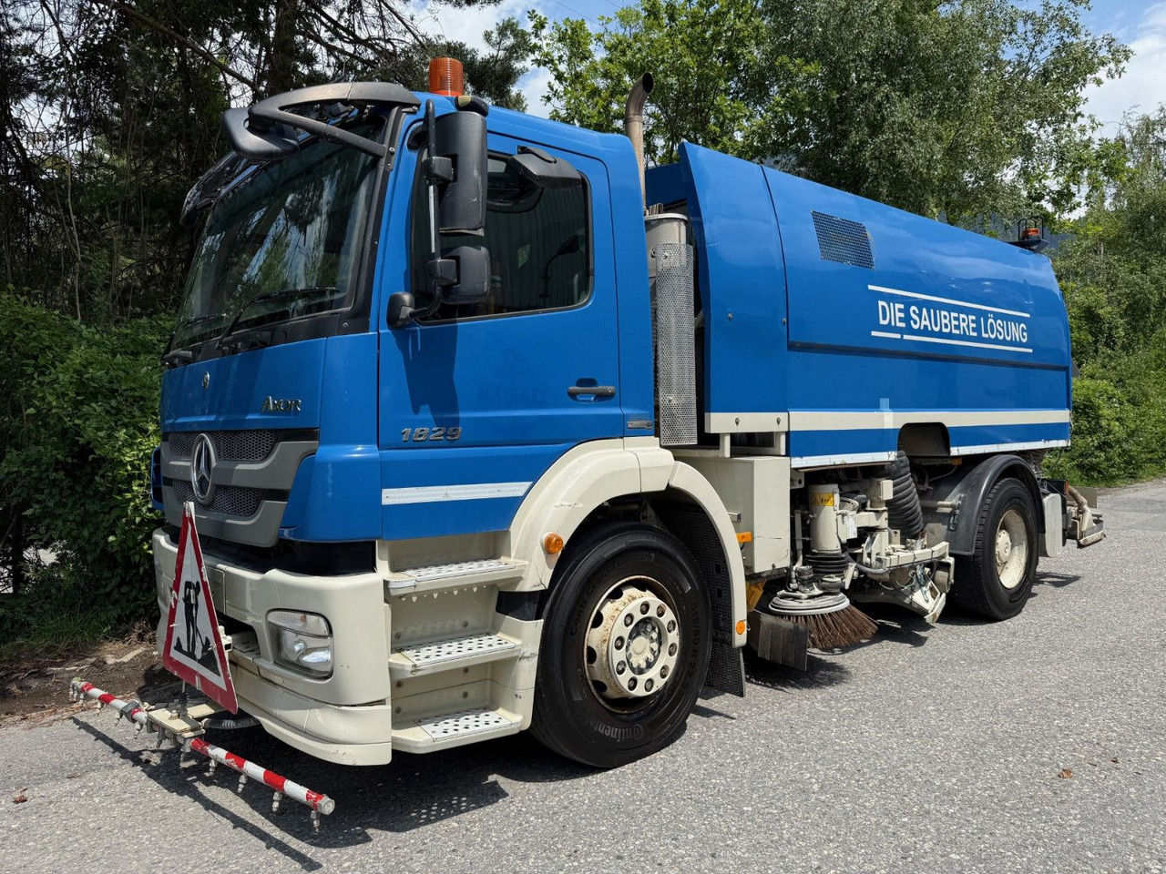 Mercedes-Benz Axor 1829 4x2, E5, EPS, RHD, Faun Kehrmaschine - Road sweeper: picture 2 Mercedes-Benz Axor 1829 4x2, E5, EPS, RHD, Faun Kehrmaschine - Road sweeper: picture 2