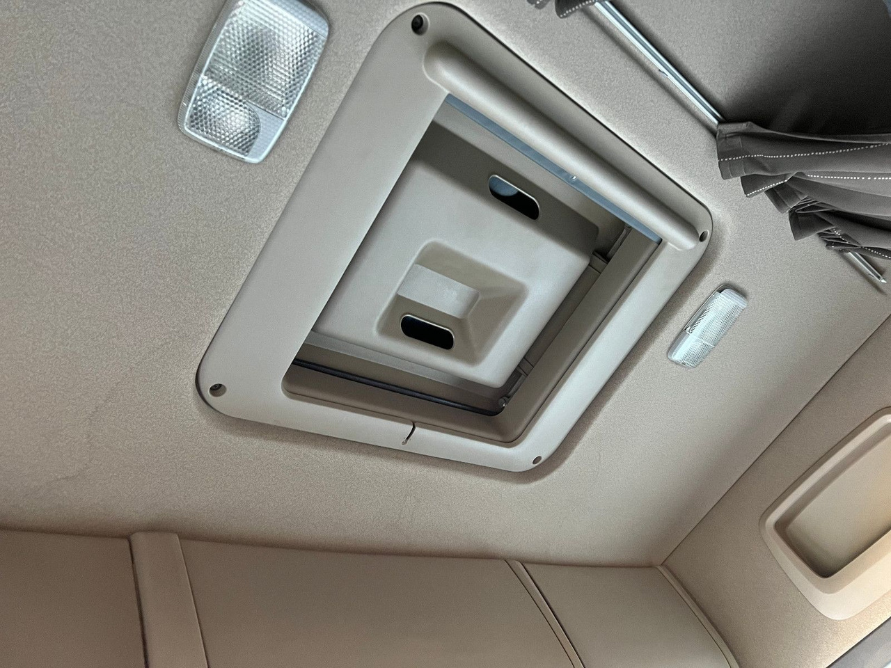 Curtainsider truck Scania R440 4x2, Euro 6, Ladebordwand, Retarder: picture 18 Curtainsider truck Scania R440 4x2, Euro 6, Ladebordwand, Retarder: picture 18