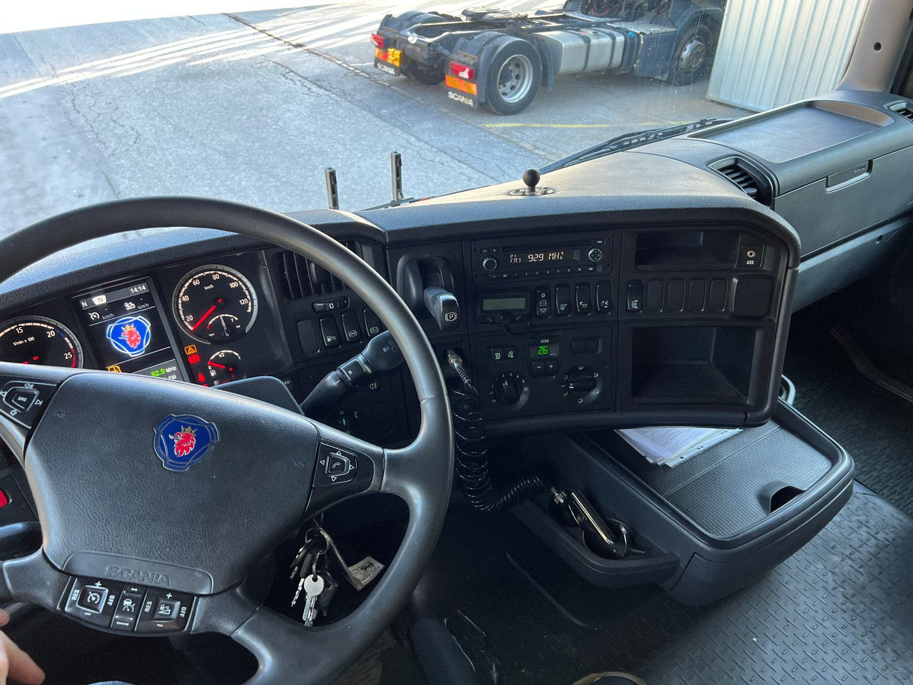 Curtainsider truck Scania R440 4x2, Euro 6, Ladebordwand, Retarder: picture 16 Curtainsider truck Scania R440 4x2, Euro 6, Ladebordwand, Retarder: picture 16