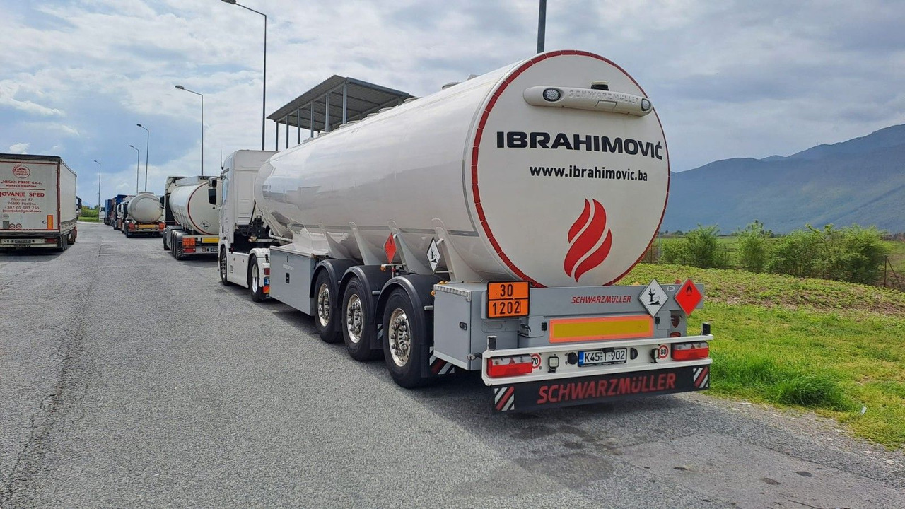 Schwarzmüller 4 Kammern, ADR, Treibstoff Fuel - Tank semi-trailer: picture 2 Schwarzmüller 4 Kammern, ADR, Treibstoff Fuel - Tank semi-trailer: picture 2