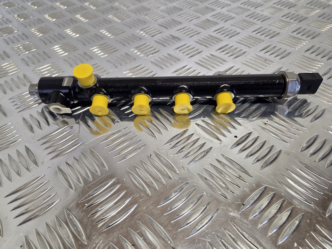 Delphi 28396695 GENUINE Fuel Rail JCB 320/A6548 NEW - Engine and parts for Construction machinery: picture 4 Delphi 28396695 GENUINE Fuel Rail JCB 320/A6548 NEW - Engine and parts for Construction machinery: picture 4