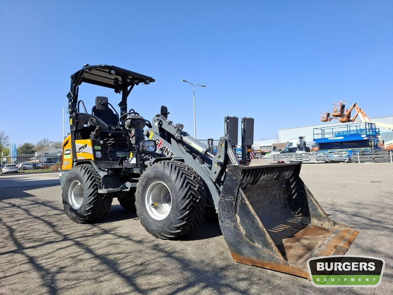 Giant G2500 - Compact track loader: picture 2 Giant G2500 - Compact track loader: picture 2