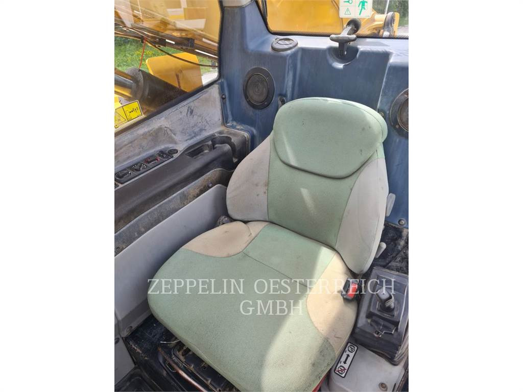 Telescopic handler CAT TH414: picture 10