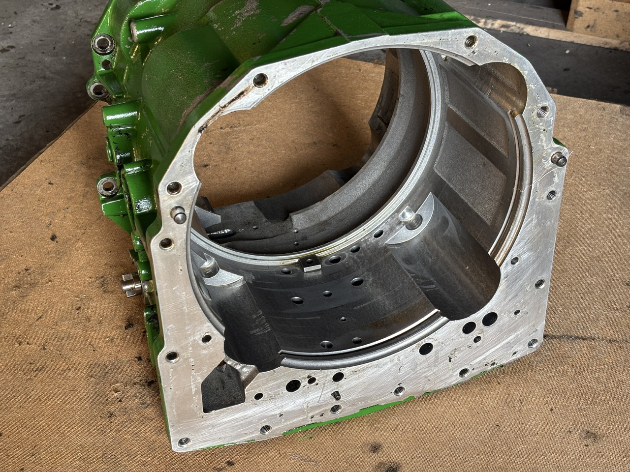 John Deere 6910 Obudowa Skrzyni Power Quad Powrquad R134710 - Gearbox and parts for Farm tractor: picture 1 John Deere 6910 Obudowa Skrzyni Power Quad Powrquad R134710 - Gearbox and parts for Farm tractor: picture 1