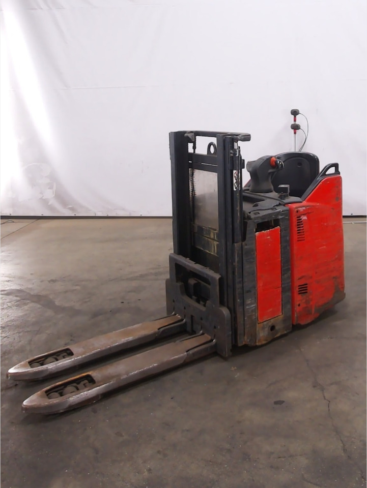 Linde D12P - Stacker: picture 1 Linde D12P - Stacker: picture 1