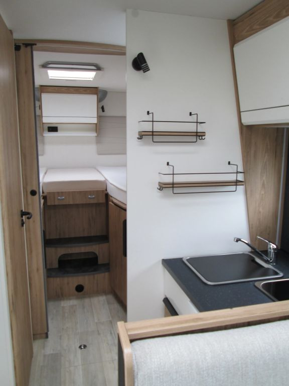 Pilote Pacific P690GJ Evidence Markise SAT Fahrradträge - Semi-integrated motorhome: picture 5 Pilote Pacific P690GJ Evidence Markise SAT Fahrradträge - Semi-integrated motorhome: picture 5