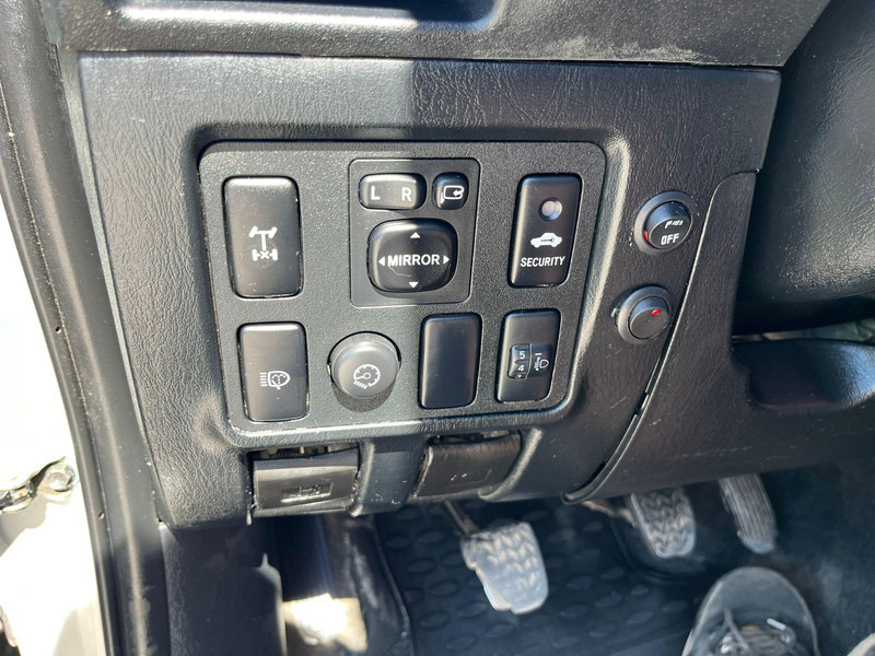 Pickup truck Toyota Hilux 4x4: picture 18