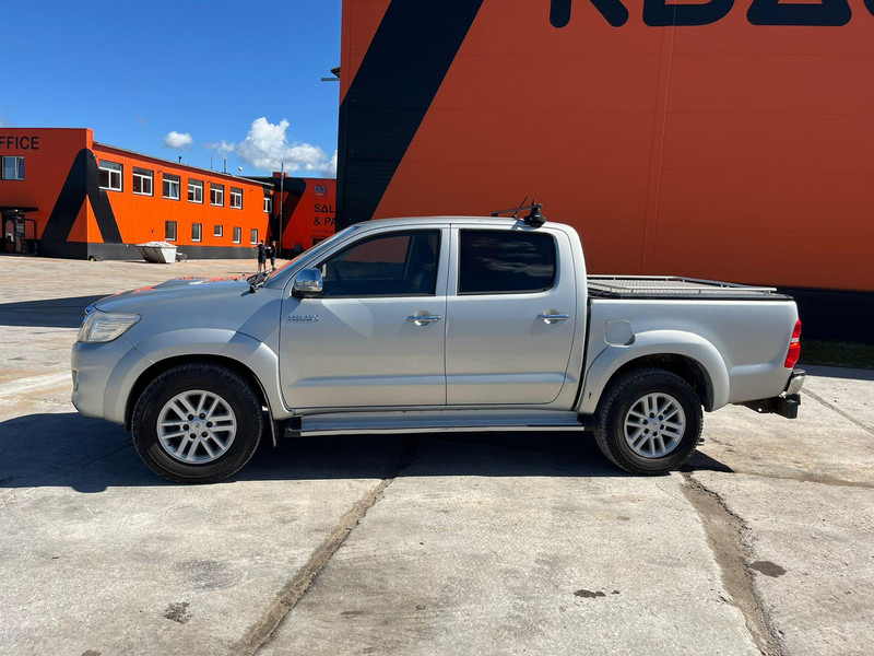 Pickup truck Toyota Hilux 4x4: picture 10