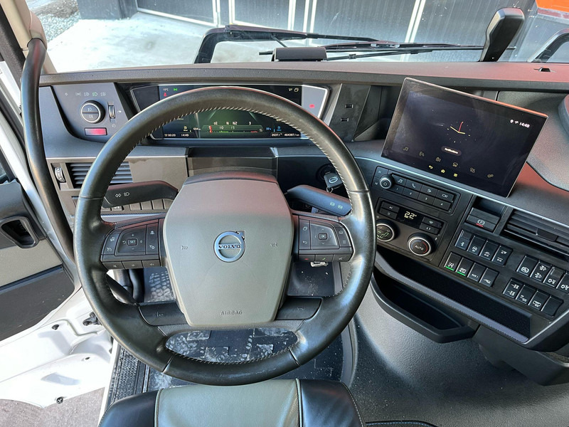 Interior photo 1: Tractor unit Volvo FH 500 6x2 GLOBE XL / RETARDER / DOUBLE BOGIE