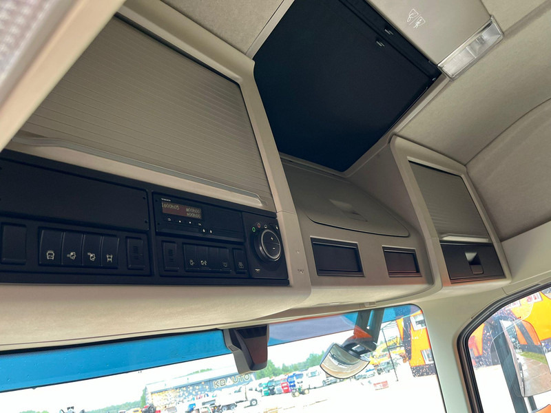 Cab chassis truck Volvo FH 750 6x4 CHASSIS L=6970 / RETARDER / PTO / TANDEM AXLE LIFT: picture 20